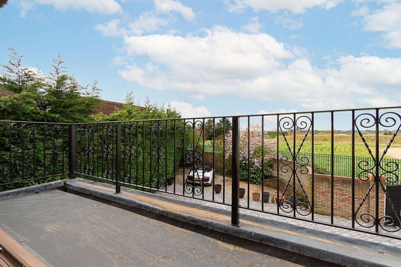 Boutique Green Acre Views Slough Exterior foto